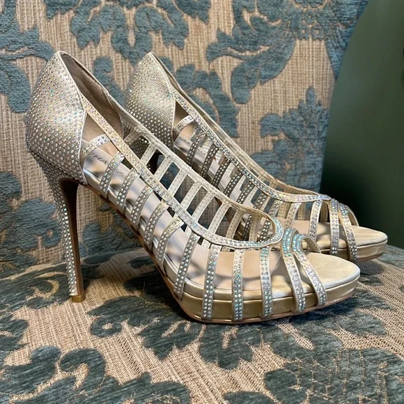 LE Chateau size 7.5 ivory heels with crystals - Picture 1 of 7